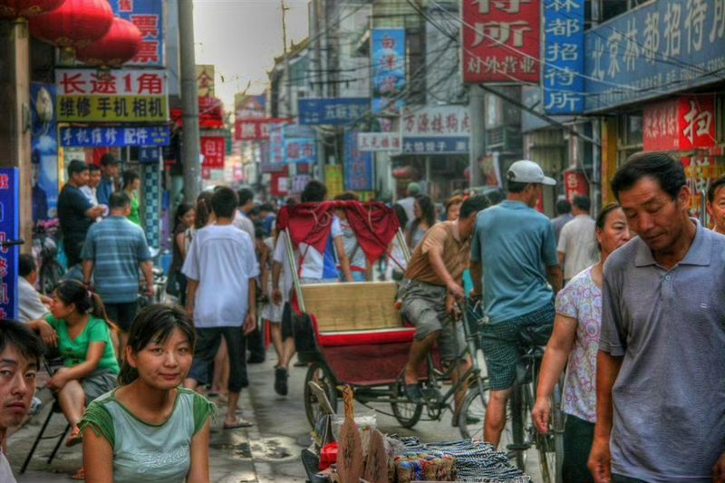 街上的事，一件事就是一件事；家里的事，一件事扯着八件事。——刘震云 