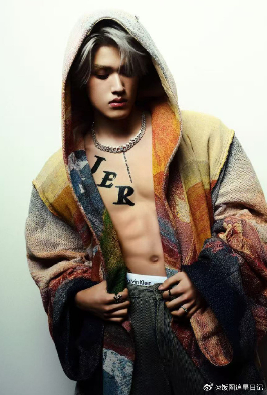 张极半裸张极胸肌纹身 张极十九岁生日企划，哇！半裸胸肌腹肌通通都来，纹身好性感 