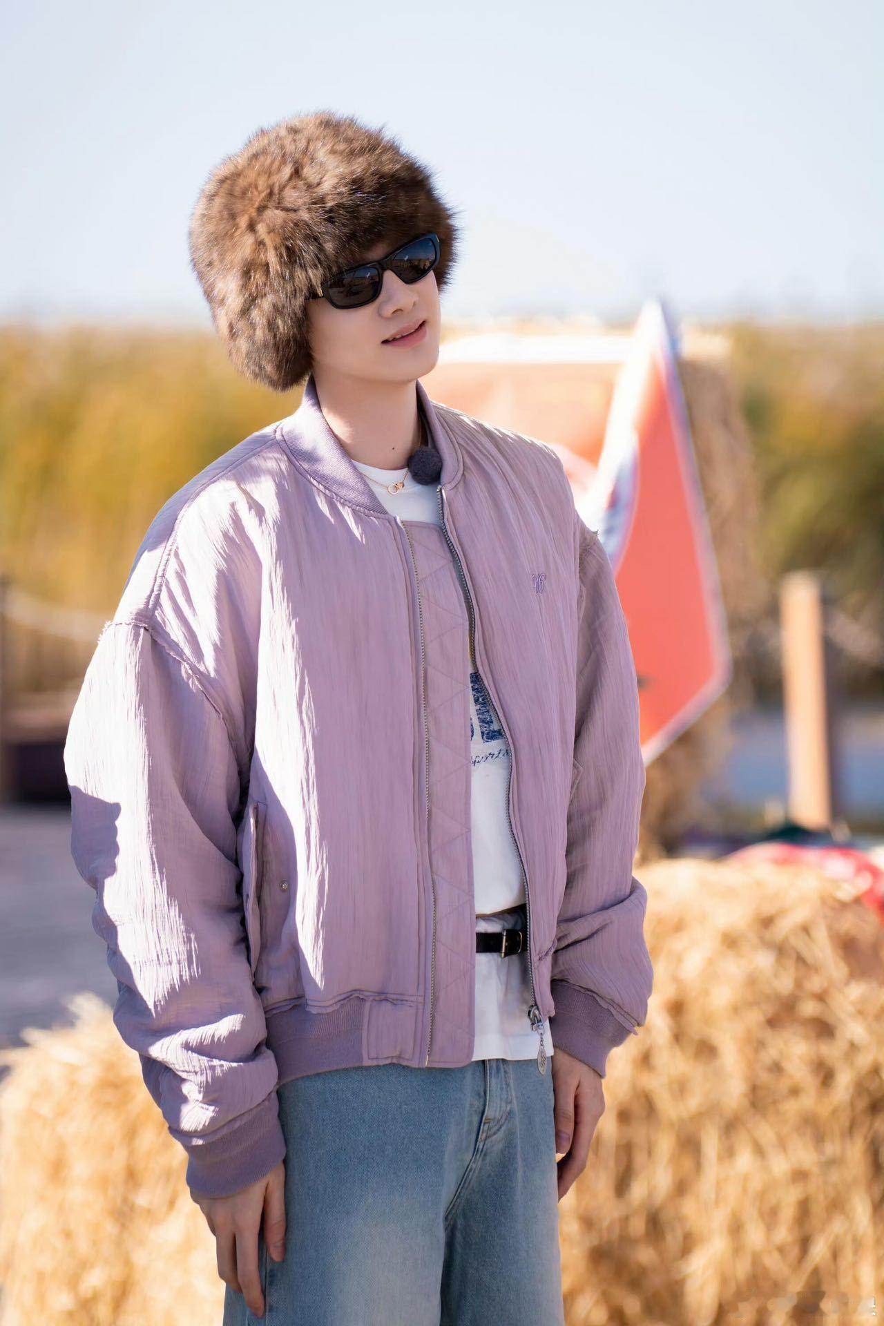 白敬亭这顶软帽直接化身怀柔板栗！毛茸茸造型乖巧满分，坐在后座安静独美，看得人哈特