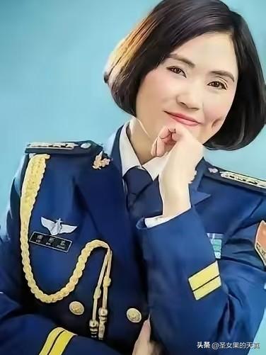 据人民网报道，一个手握大校军衔、拥有高级工程师职称的退役空军女军官，刚在重庆渝北