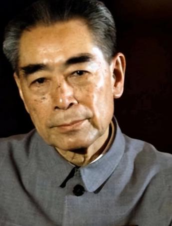 1976年，周总理逝世后，由韩宗琦负责为其穿寿衣，可当韩宗琦接过卫士们递过来的寿