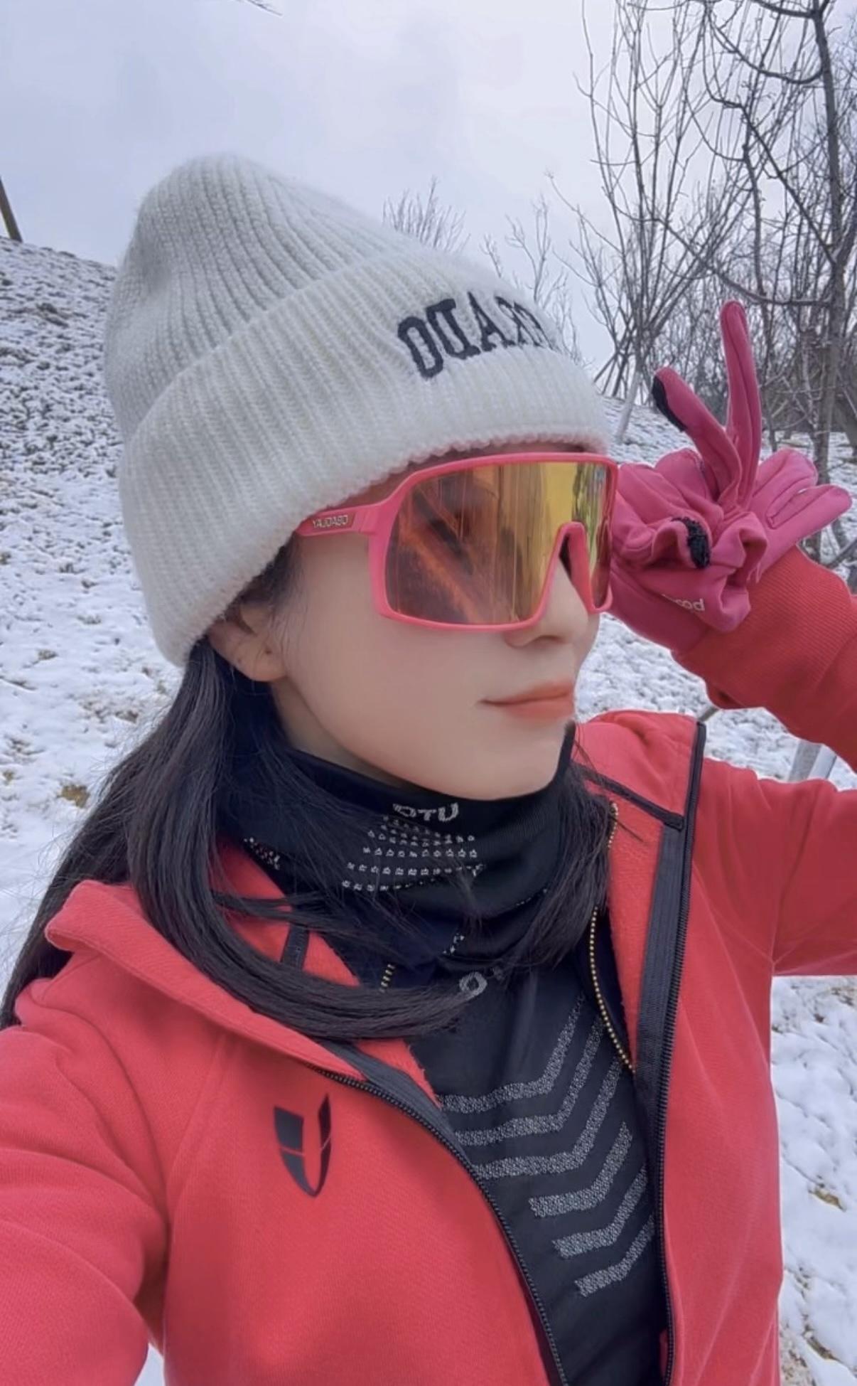 上午好
今日周五【你的眼睛永远明亮，闪动着初夏蓝眼草的绿色，那被春天洗涤过的碧绿