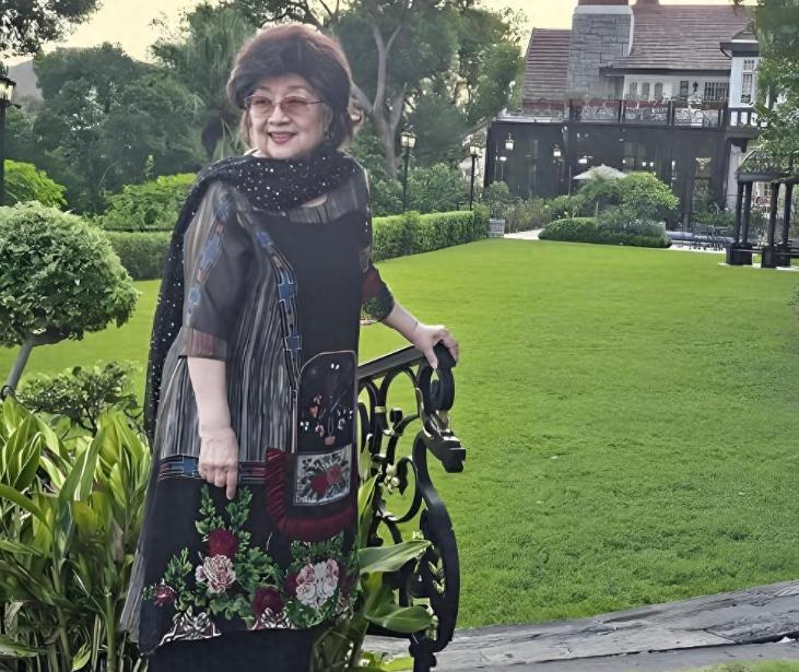 77岁未婚未育，身家3亿的徐小凤，活成了所有人羡慕的样子，她到底凭什么？
 
