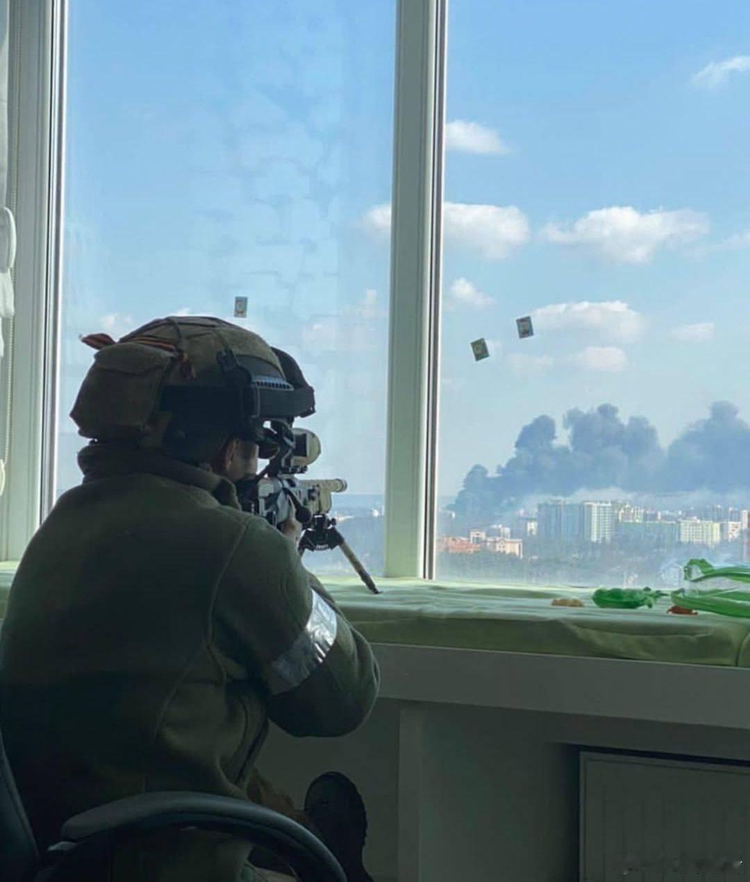 俄乌冲突4年了 2022年3月初，俄罗斯狙击手从伊尔平镇观察基辅郊区的情况。 