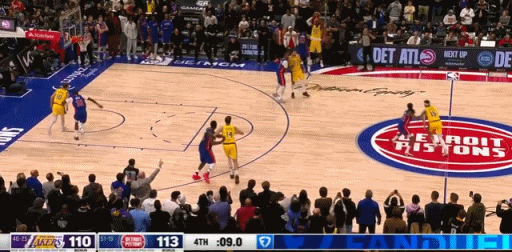 太难了呀！东契奇超远绝平三分遗憾打铁！
在今天NBA常规赛湖人对阵活塞的第四节比