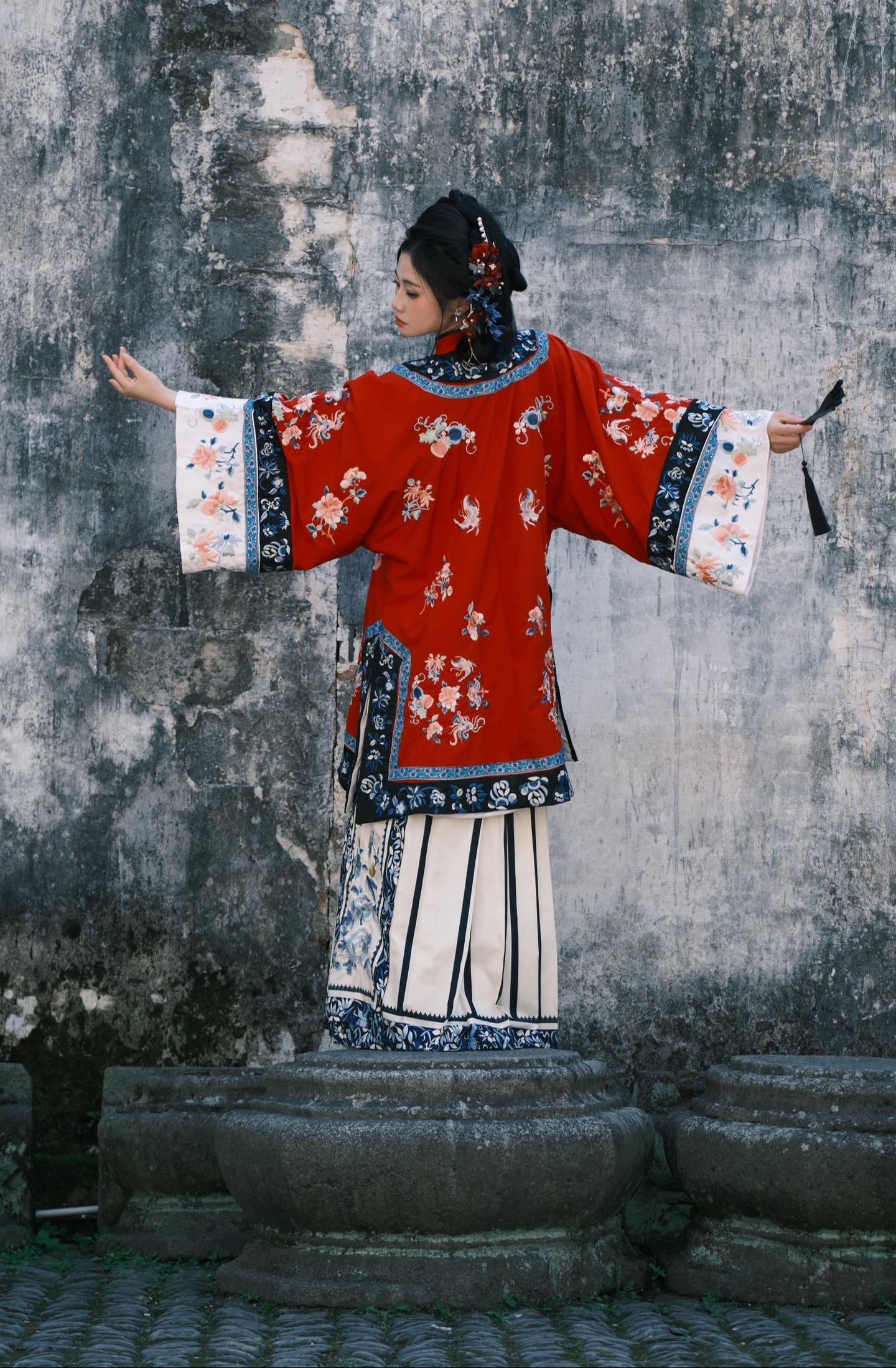 戏子初登台，悲喜君莫笑。📍：安徽宏村古镇
📷：富士XT5➕XF50-140mmf2.8
💄：清汉女
🧚🏻
