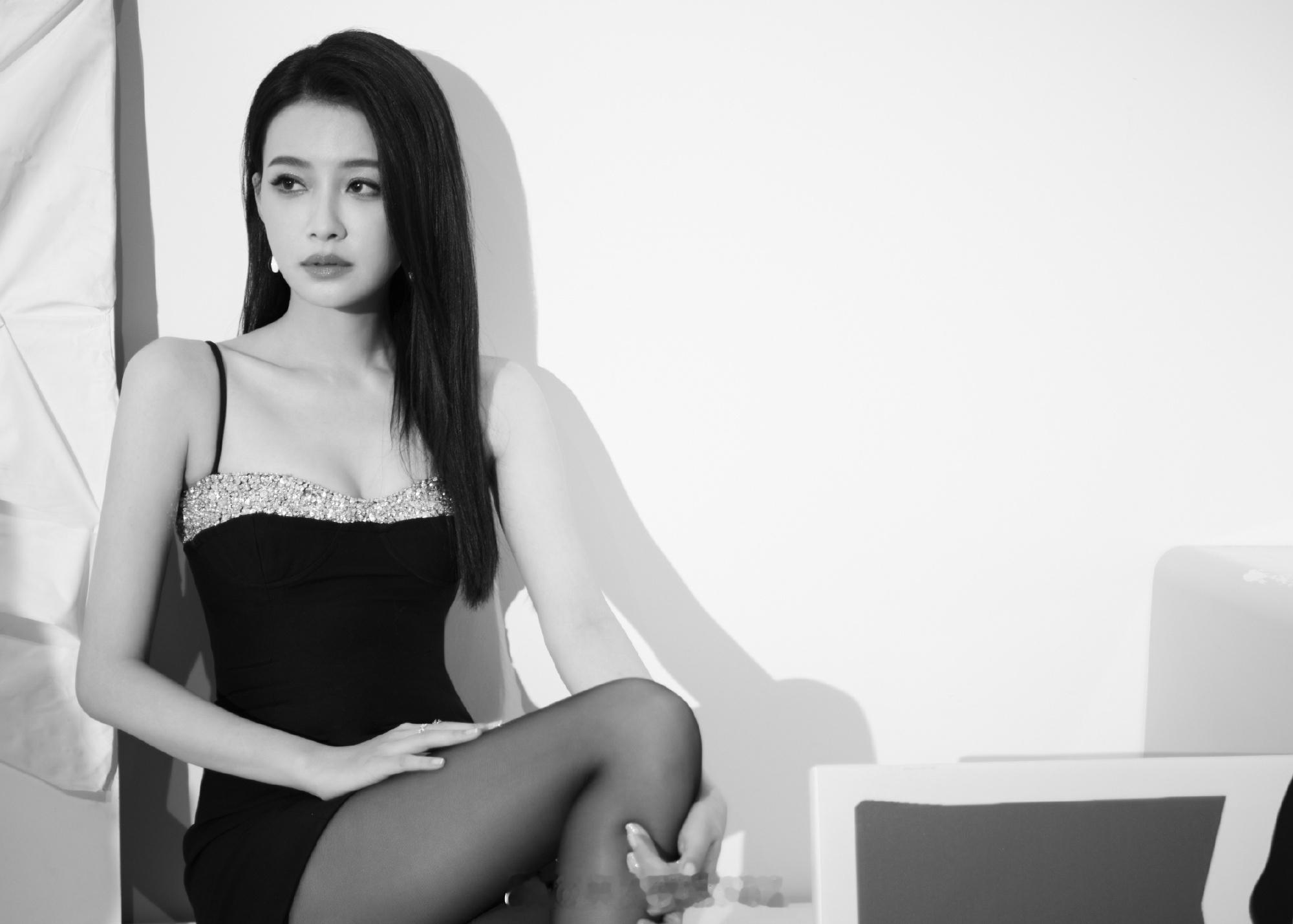 孙怡这套吊带短裙太美了 