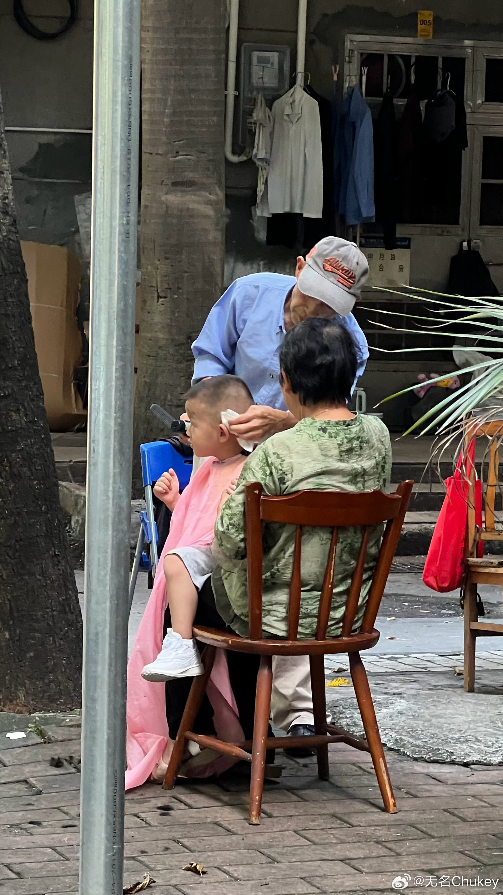 没想到现在还有榕树头剪发的，还是在广州[笑cry][笑cry]  ​​​