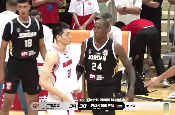 宏远太会玩了，让训练师上场打球补充后卫力量，让助教马靖越当裁判，这种阵容搭配一般