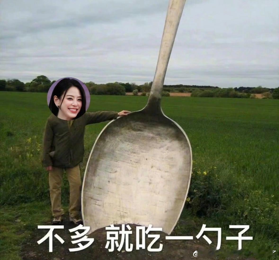 江语晨吃饭用的雷霆大勺褪去精致偶像模样，江语晨沉浸式干饭尽显洒脱本色。霸气大勺配