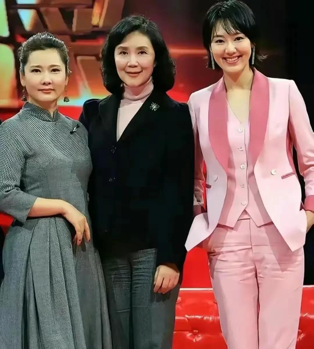三大美女同框，你最喜欢哪一位！反正我最喜欢左边这一位，她最有气质，你知道她的名字