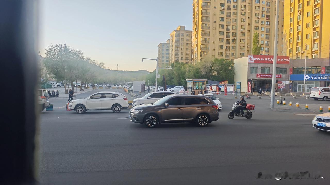 喀什路南延兵团段不知何时能够启动，老君庙商业街原来的门头已经拆除，变成了一片停车