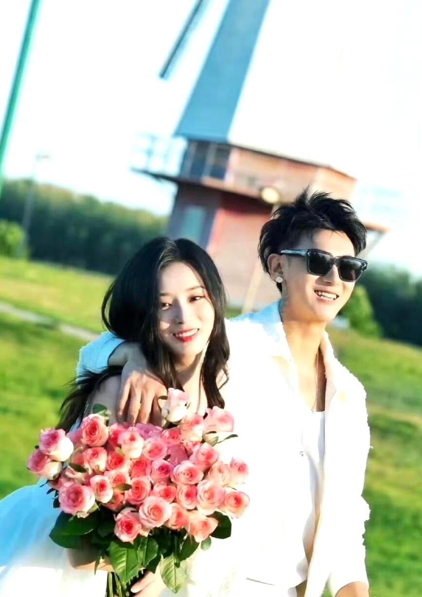 网友问黄子韬徐艺洋结婚会直播吗？

黄子韬说肯定要直播呀！

徐艺洋说之前已经设