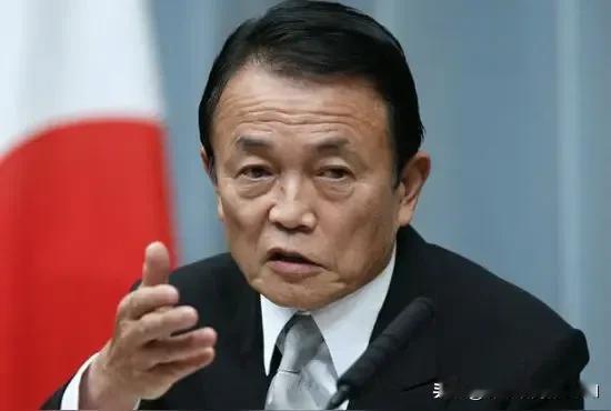 一手把高市早苗扶持到首相宝座的麻生太郎，终于站出来为高市早苗的涉台言论发声了。他