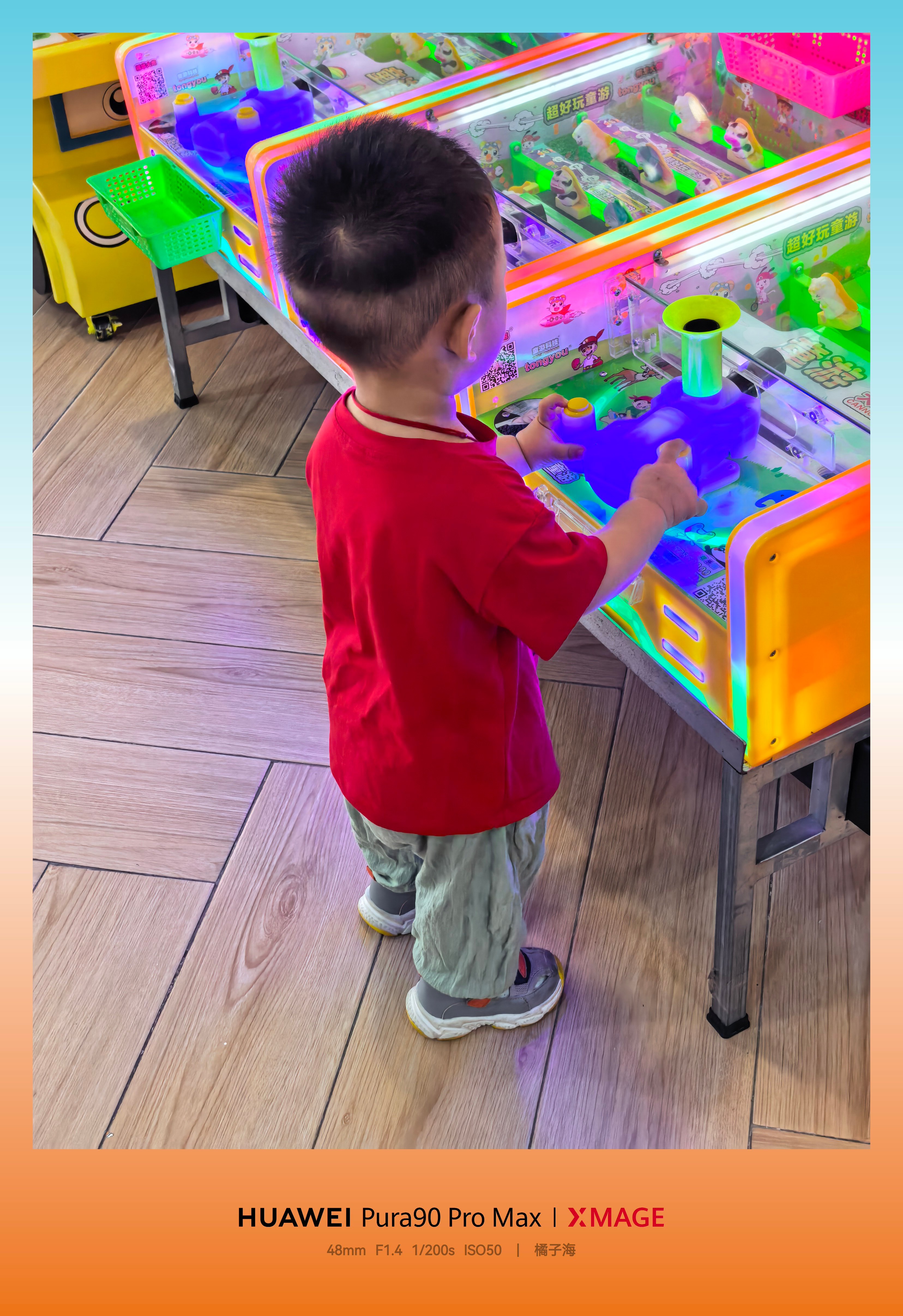 带乐乐来上一节幼儿园体验课，他一进来，十分兴奋。大概因为这里有很多新奇的东西，他