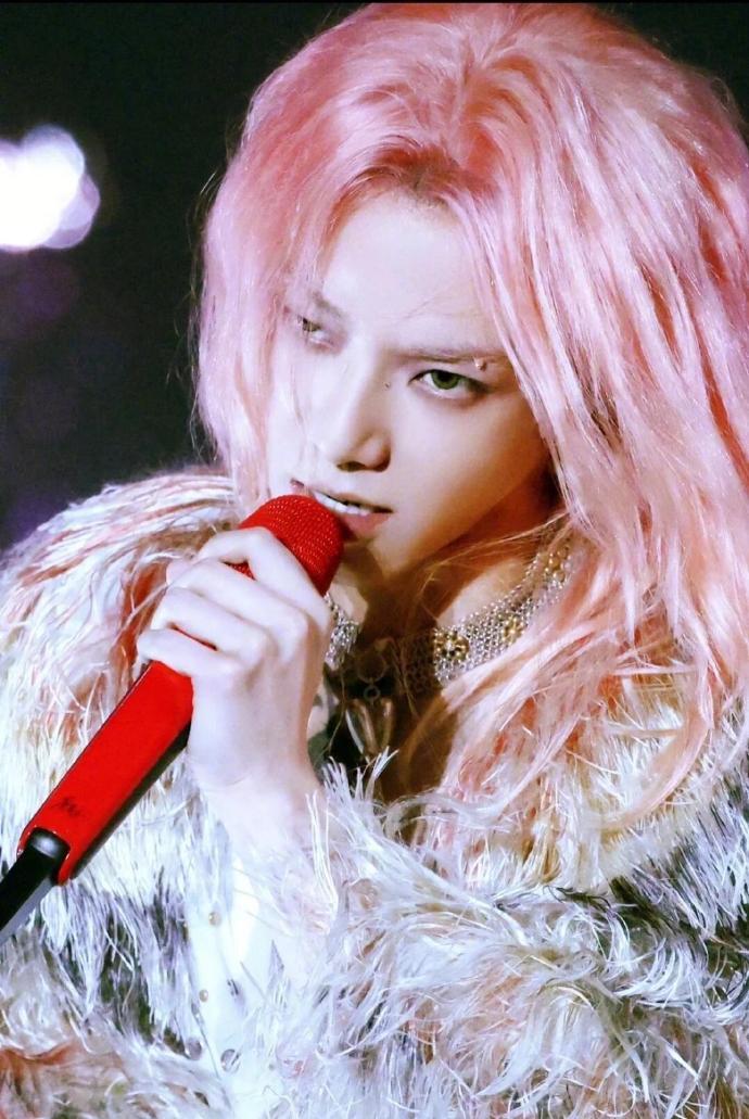 华晨宇演唱会或因泼水节延期 华晨宇演唱会或因泼水节延期，抚仙湖的美与他的歌声，都