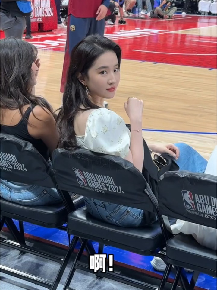 张月模仿这个语气太像了点哈哈哈，我菲无论公开场合私下其实都很随和乐呵的…张月以为