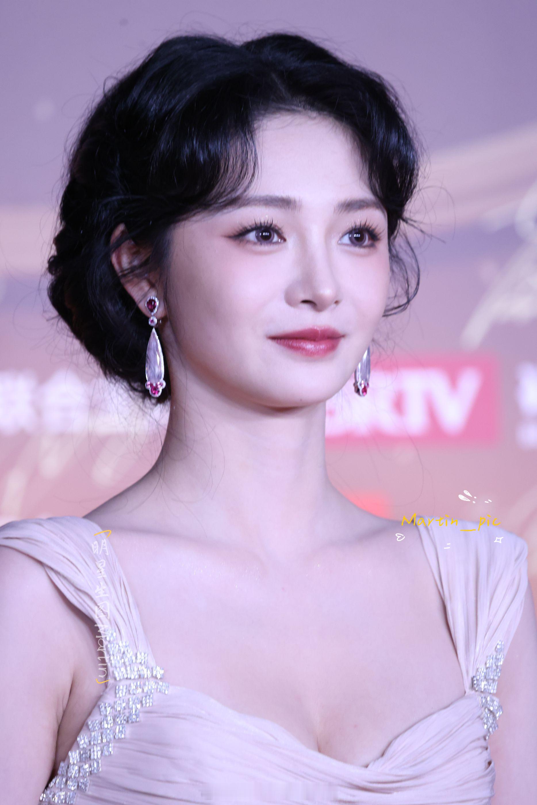 周洁琼[超话]  周洁琼微博之夜红毯生图这套妆造真的吹爆，姐姐好贵气[好爱哦][
