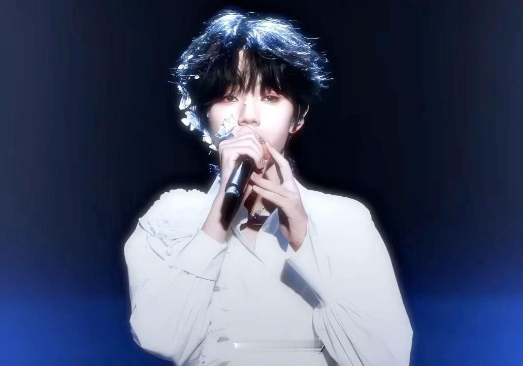 王橹杰的眼睛看谁都深情王橹杰这双眼睛真的太会说话了！清澈透亮，干净纯粹，自带温柔