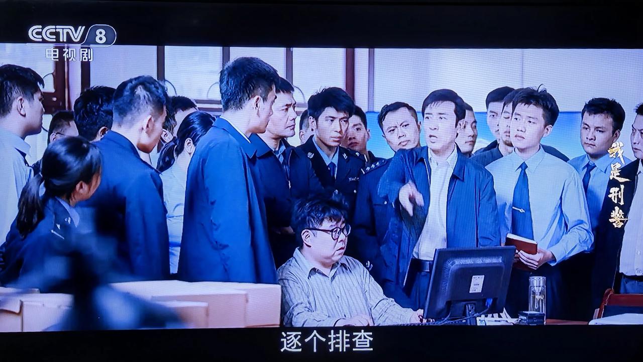邪不压正。通过80名干警拉网式查看监控视频，终于发现了犯罪嫌疑人的蛛丝马迹！秦川