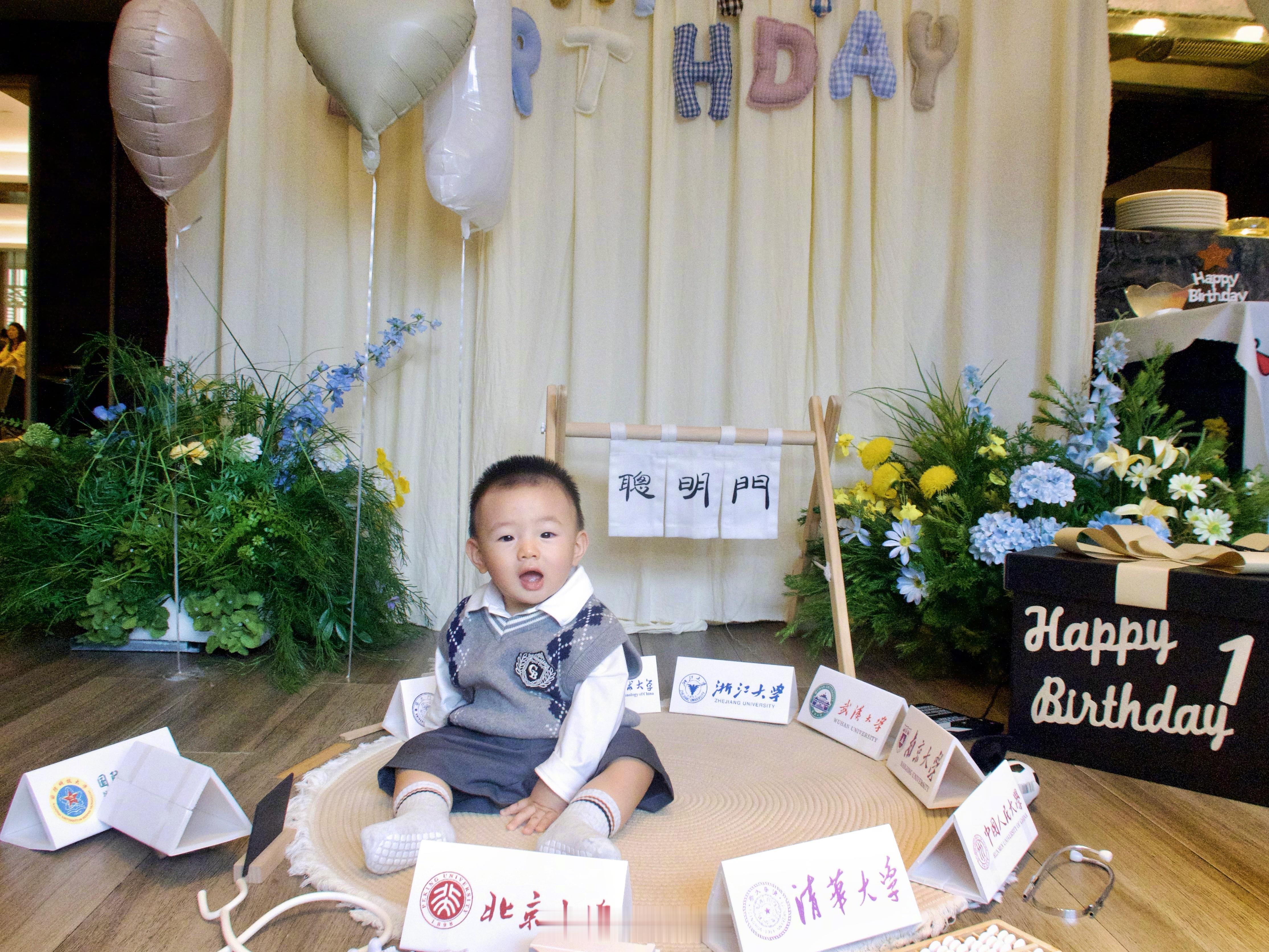 我们10.1号出生的小朋友猫一岁啦[比耶]宝贝 ​​​