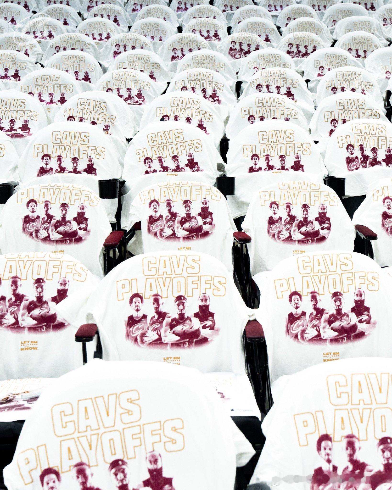 今天主场给球迷准备了四人组体恤 