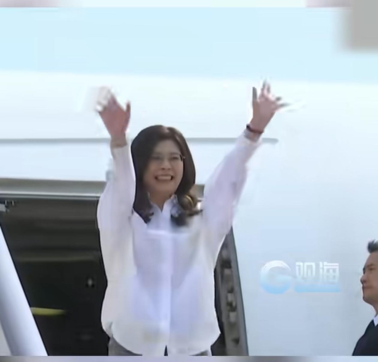 郑丽文依依不舍离开北京返回台湾，一边是挥手惜别，一边是拥抱回归，桃园机场迎接的人