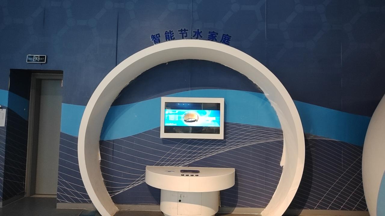 最近小区内盗贼泛滥。门口的快递不胫而走，被人巧取豪夺。可是警察叔叔竟然无能为力。