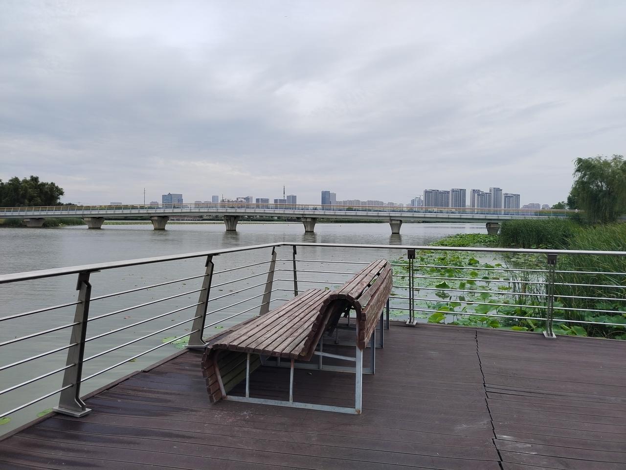 【趣联联趣】
上联：离，勿猜莺唱柳
下联：？
【一字千金】
《虹桥西行》
客语廿