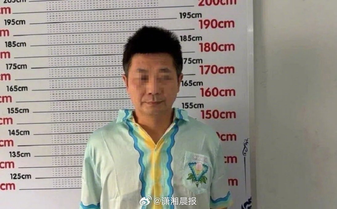 【#柬埔寨安徽商会会长被押解回国#，涉嫌跨境洗钱、电信诈骗、贩卖人口等，此前曾发