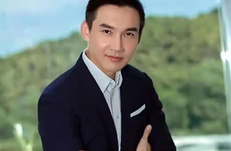 张铎不是那种大红大紫，但也算比较红了。演过不少男一号。演技是杠杆的。跟老婆 陈松