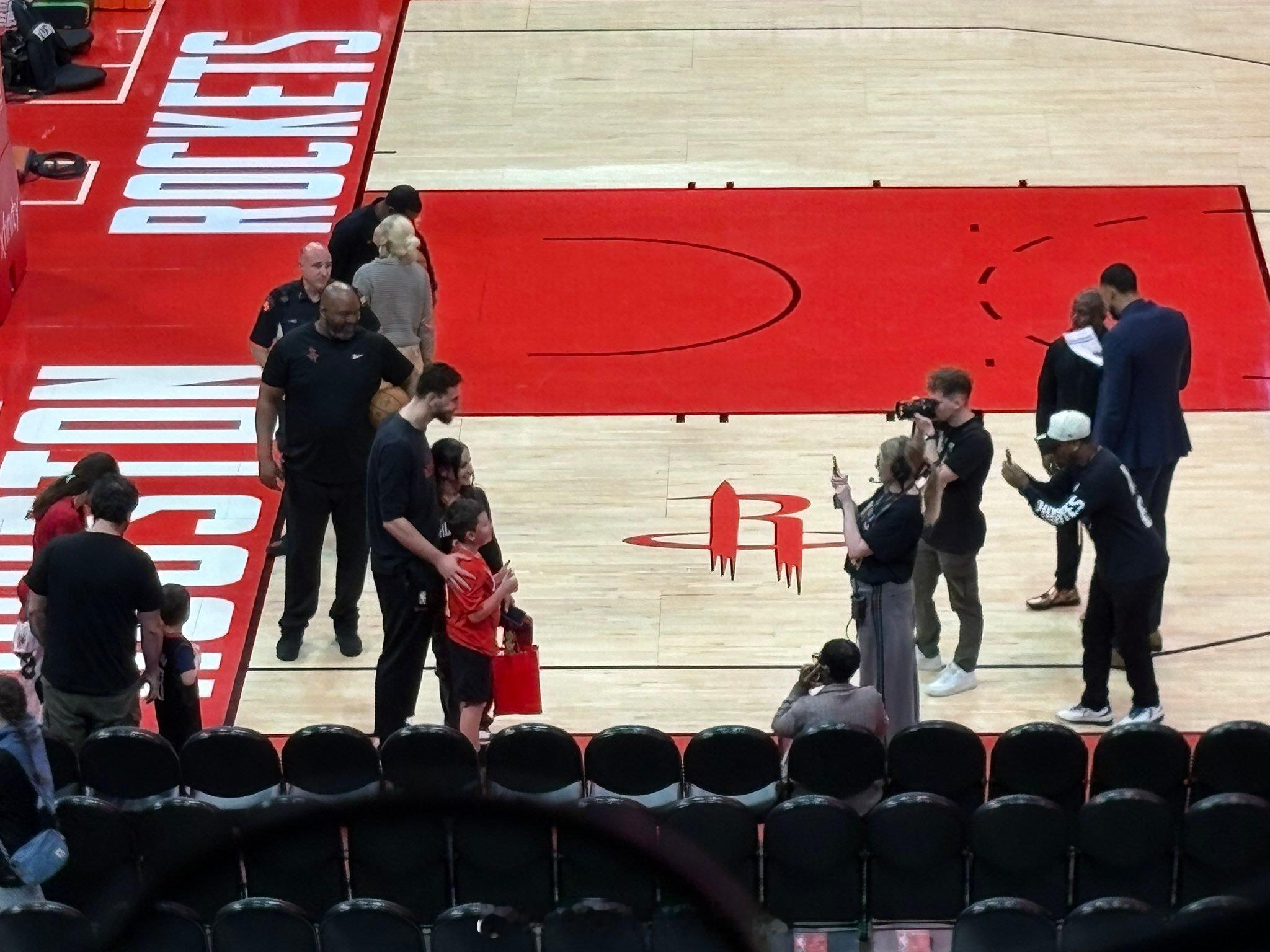 申京赛前训练结束后抽出时间与球迷合影。申京休斯顿火箭NBA吐槽大会