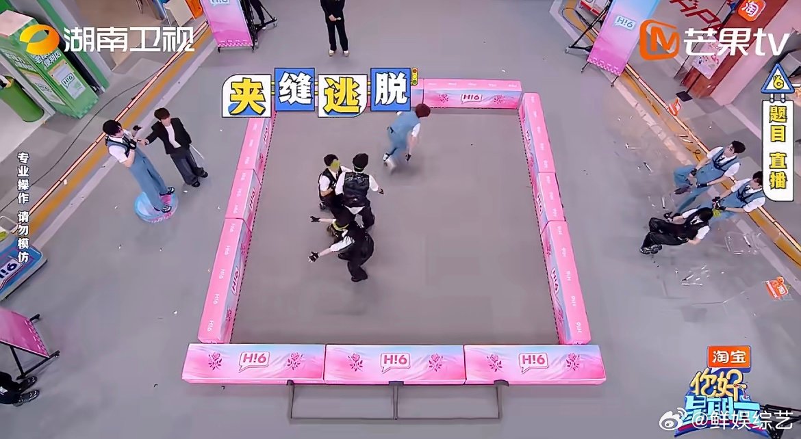 丁程鑫把游戏玩成体能训练丁程鑫这该死的胜负欲 每一题都全力以赴地表演和奔跑，把休