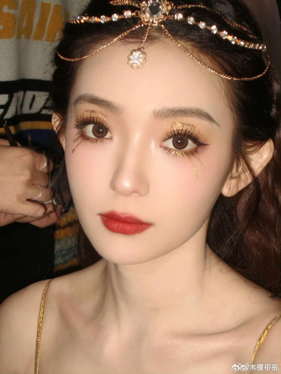 罗予彤晒舞娘怼脸花絮照  罗予彤在《乘风2025》二公的舞娘怼脸花絮照绝了！妆容