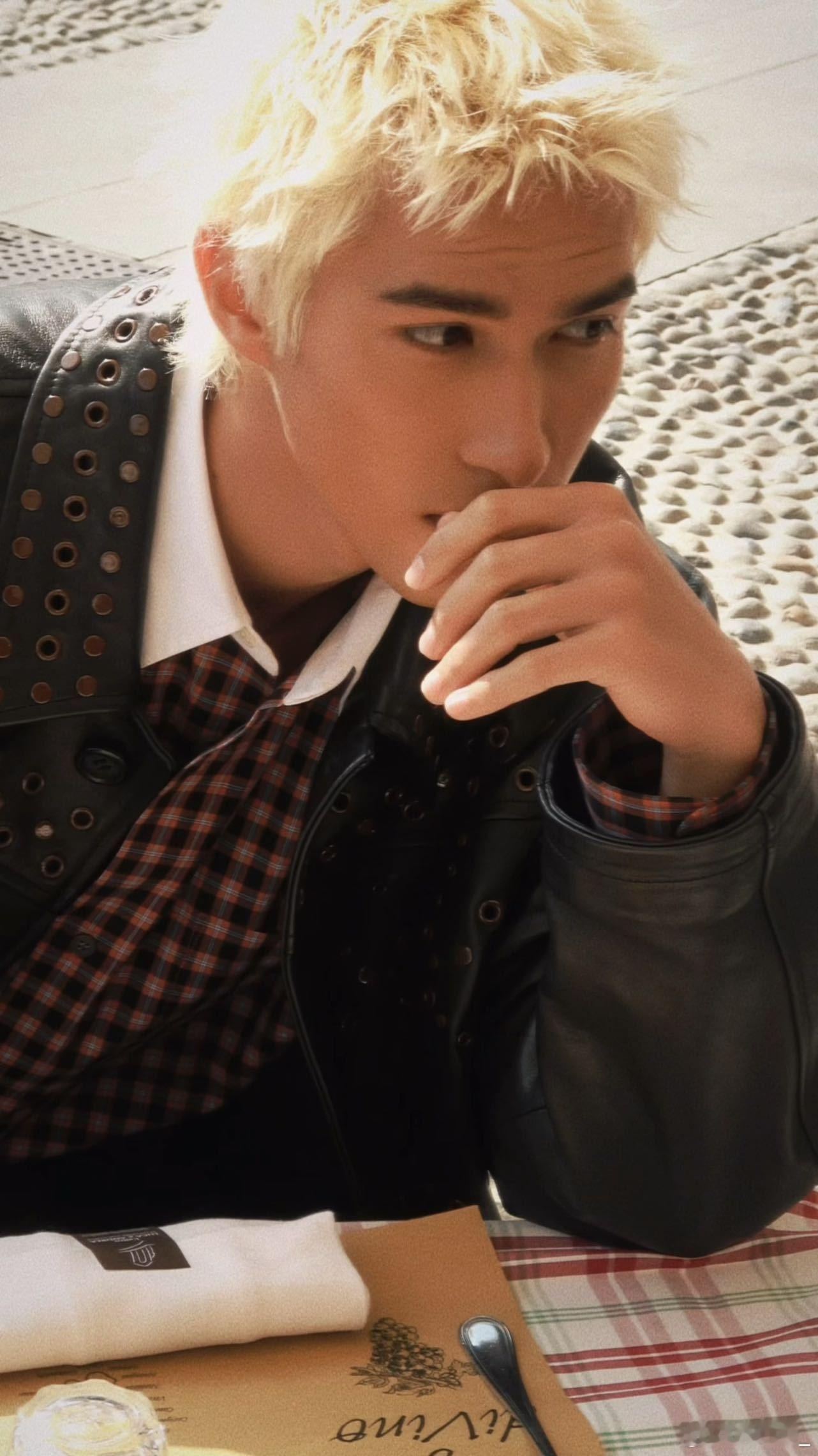 米卡赵美延同框 刷到米卡秀场图的时候真的笑出声，夏威夷晒回来的皮肤配白头发，这不