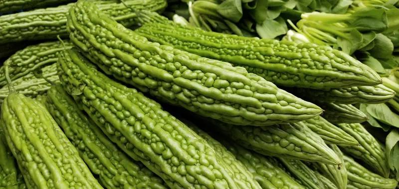 降血糖试试这三个穴位。第一个是足三里，它位于外膝眼下四横指、胫骨边缘处。刺激足三