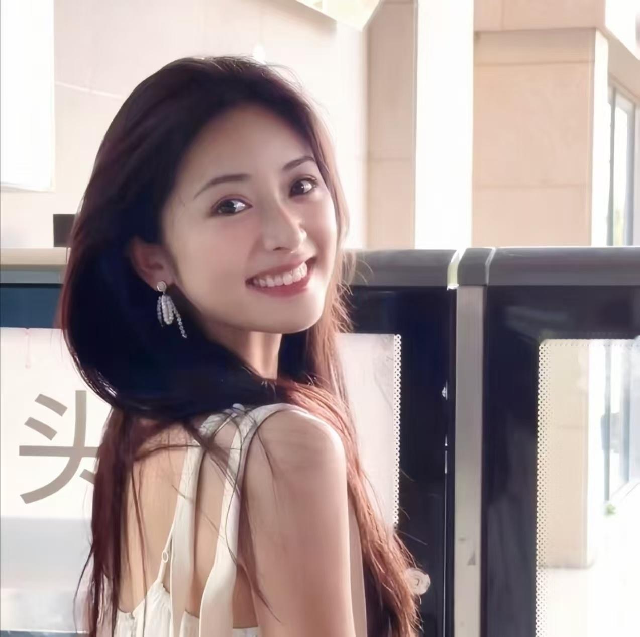 沈月笑起来好明媚，听说她在东南亚人气特别高，妥妥的日系甜妹脸啊！ 