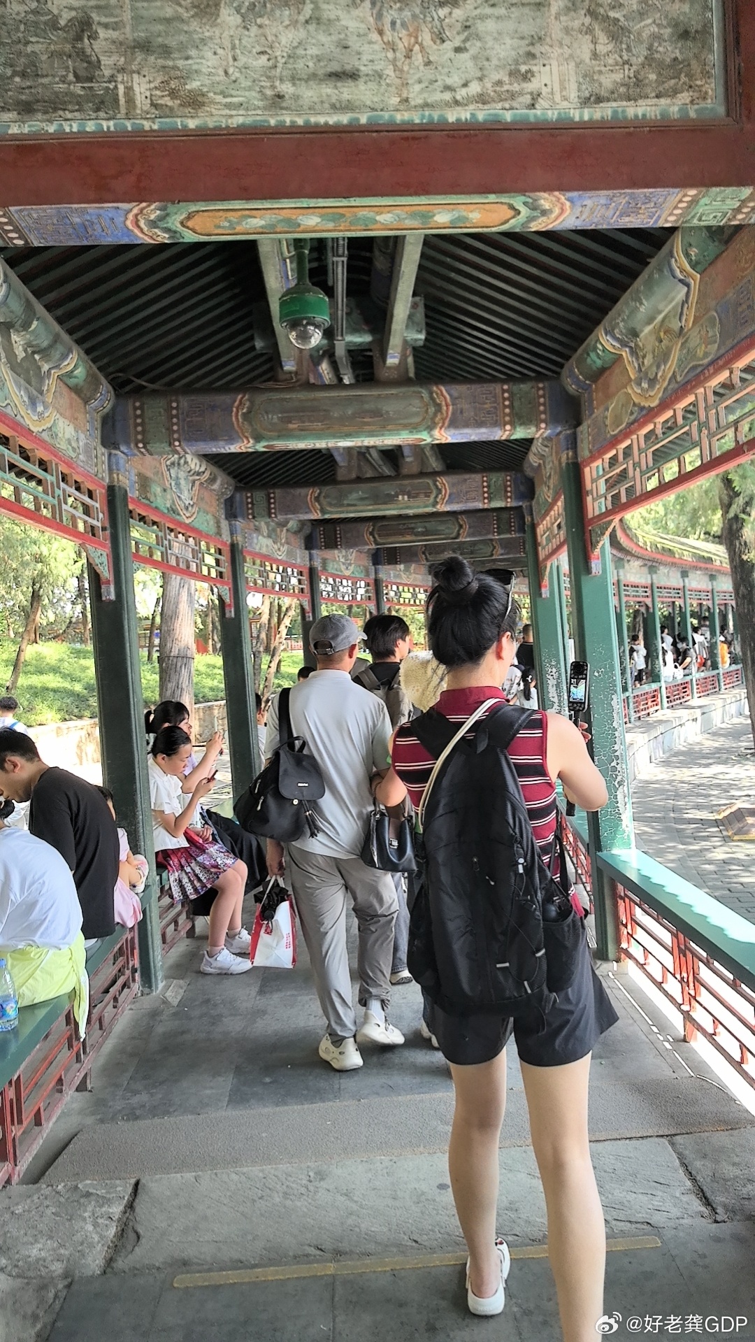 我在想颐和园这个长廊就是皇帝皇后的遮阳伞、防晒霜、墨镜吧，天气这么热，这个长廊里