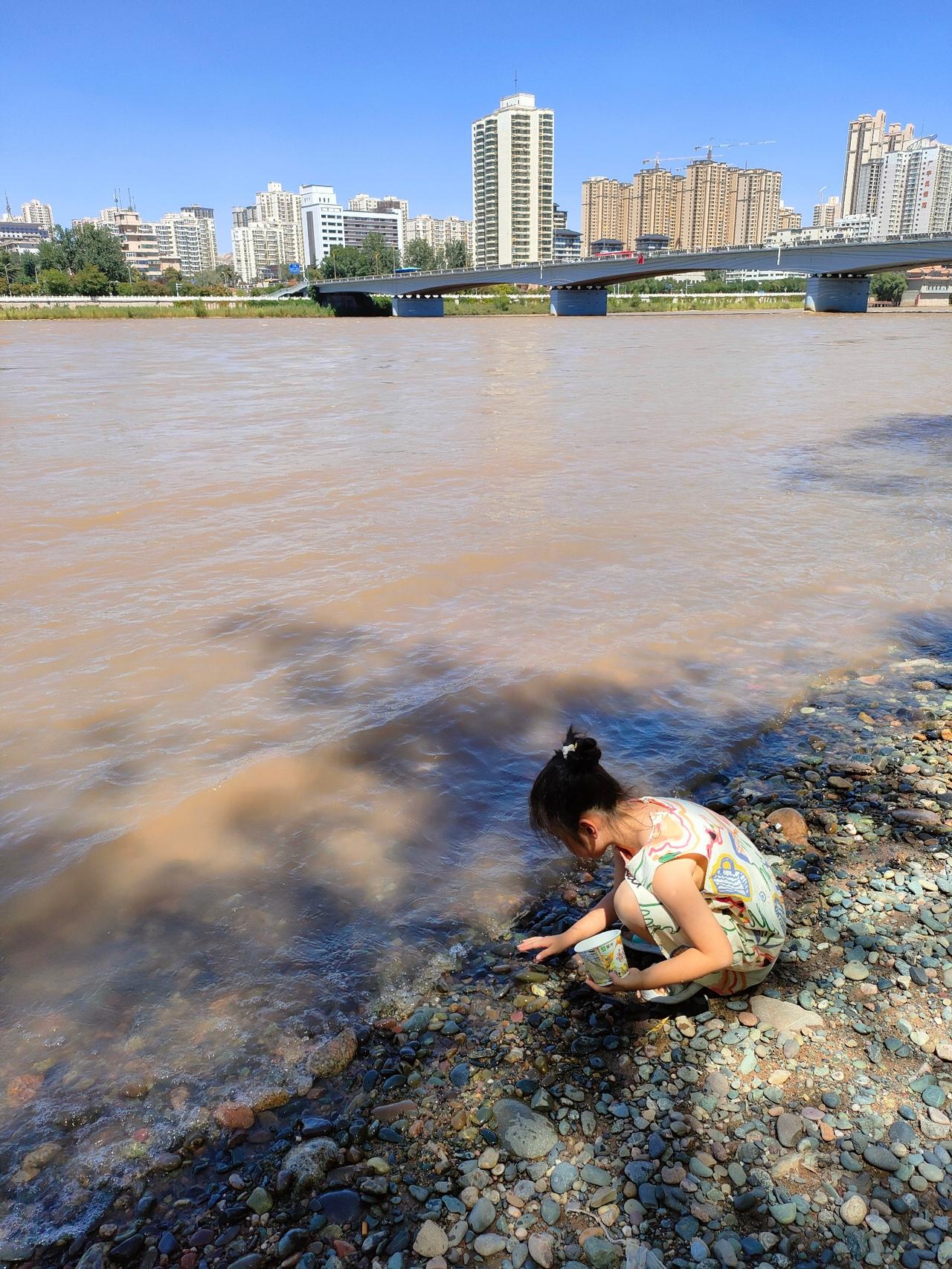 2. 兰州的蓝天下，黄河水翻着浪，蹲在河边捡石子，把夏日的美好揣进掌心。
3. 