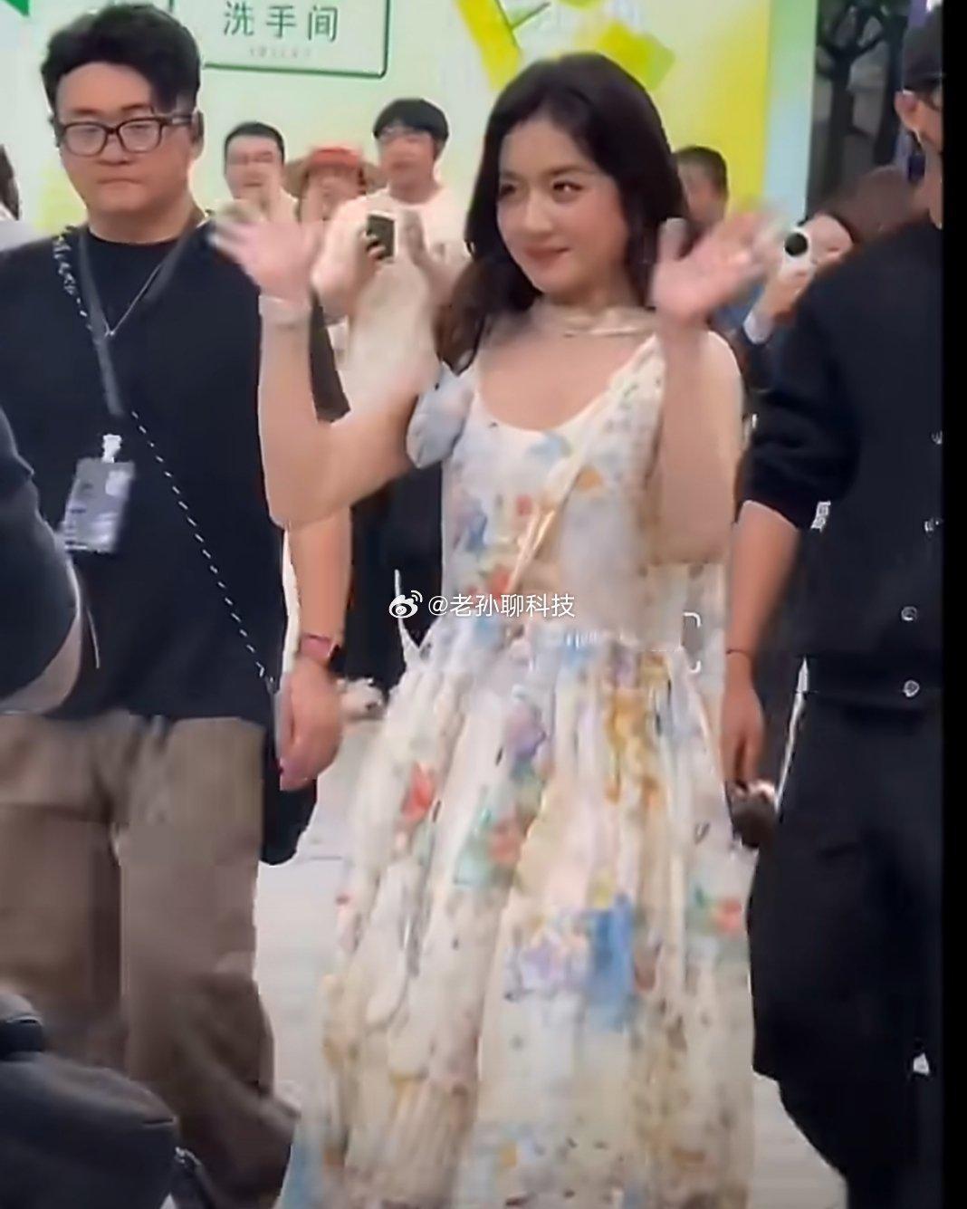 李兰迪身材被粉丝审判了李兰迪的身材顶多算丰腴，算不上胖对女性要友好一些，只要不是