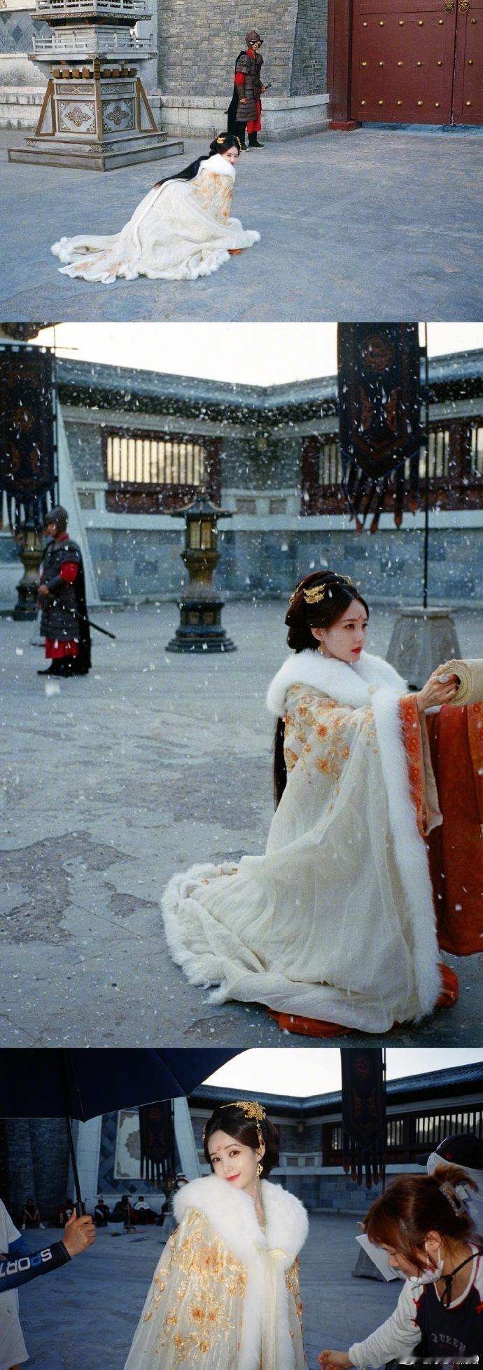 #李一桐雪中背影图#  李一桐分享的12宫格的《书卷一梦》剧组的拍摄花絮照📸雪