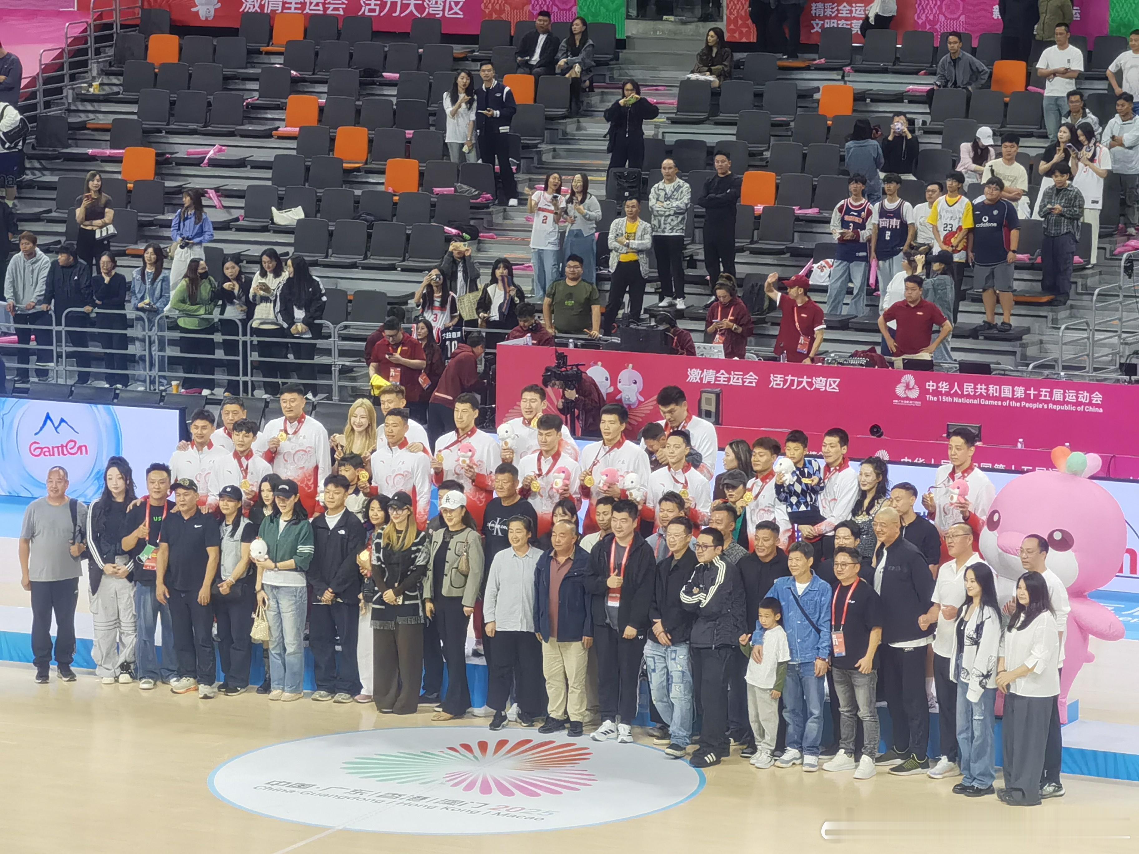 家属团也都来大合影了，方方面面都照顾到位了 