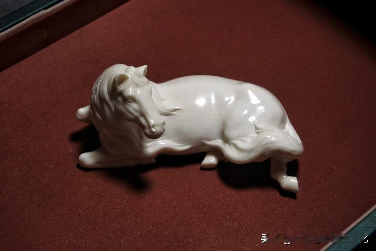 马卧案头，静中藏势。

猛犸全手工雕刻，卧马身形舒展，筋骨与姿态刻画自然，既有骏
