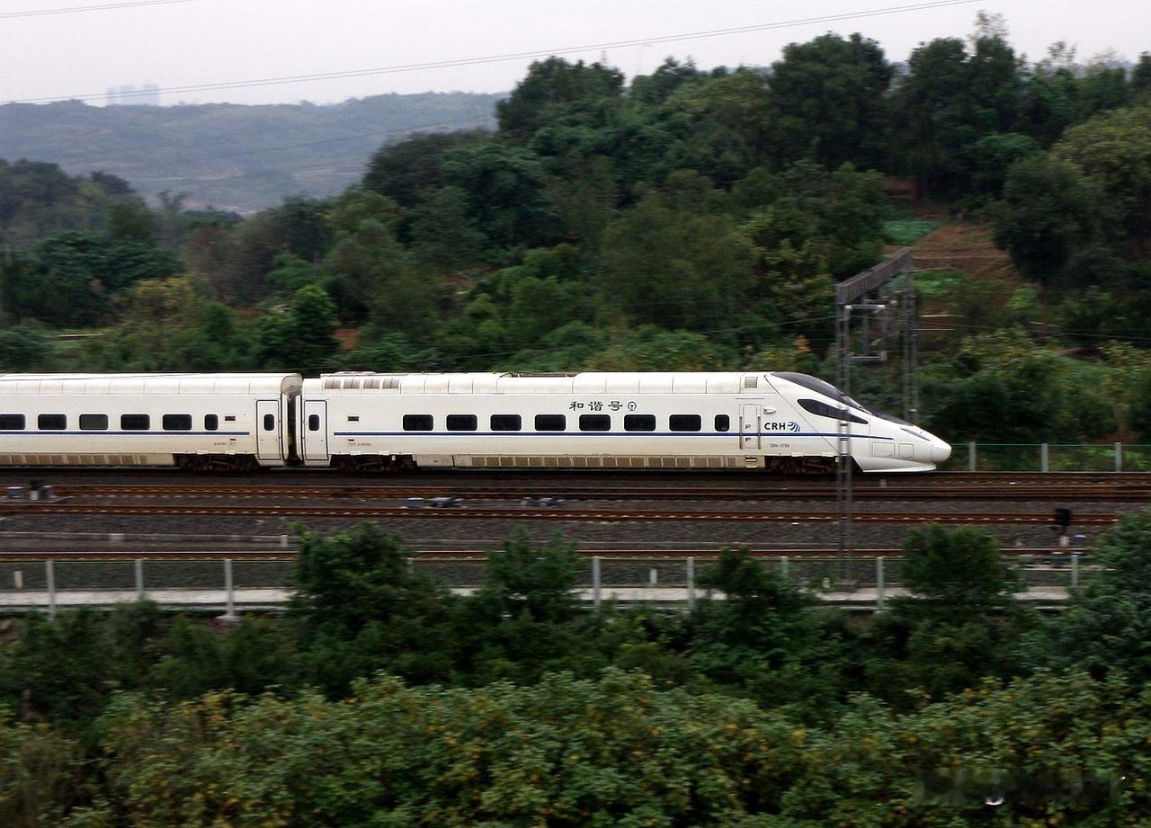 2014年10月拍摄的一趟成都东到汉口的D字头列车，采用的和谐号CRH5型动车组