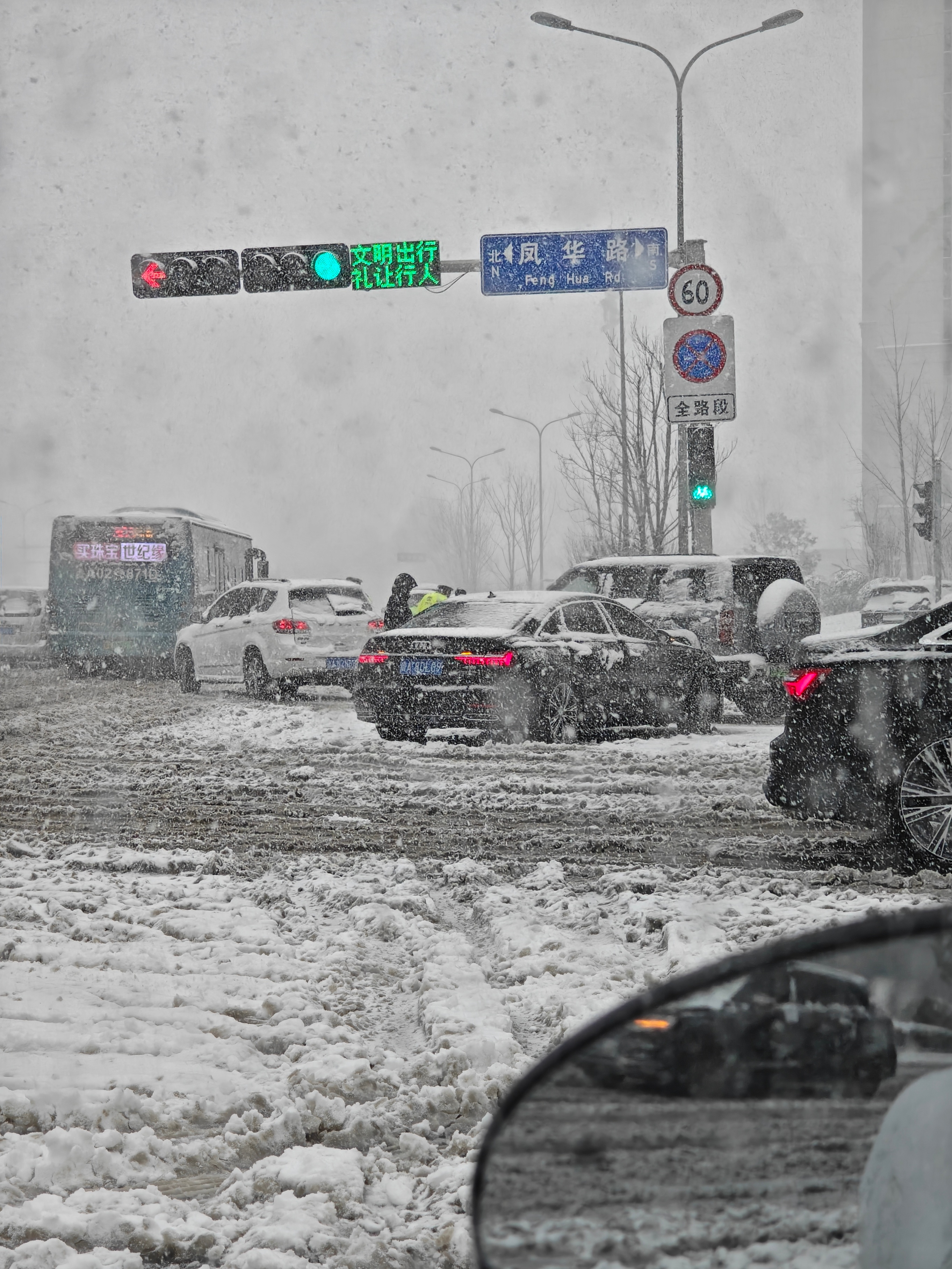 今天本来打算出门玩的结果济南暴雪给老老实实困在家里了玩手机、刷剧看腻了太无聊了，