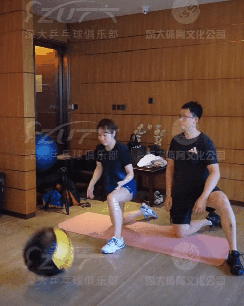 喝奶茶前：扔不太标准平野美宇：喝点奶茶🧋😋喝奶茶后：发力变标准了😂cr·老