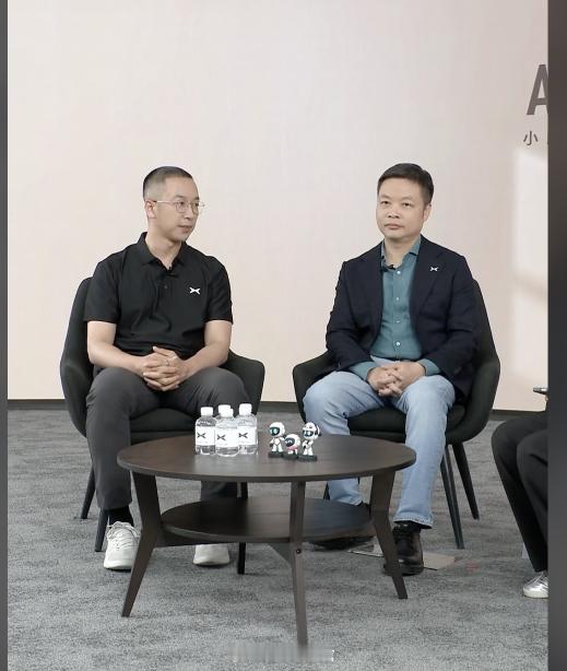 小鹏第二代 VLA 持续发力。小鹏汽车董事长 CEO 何小鹏小鹏汽车通用智能中心