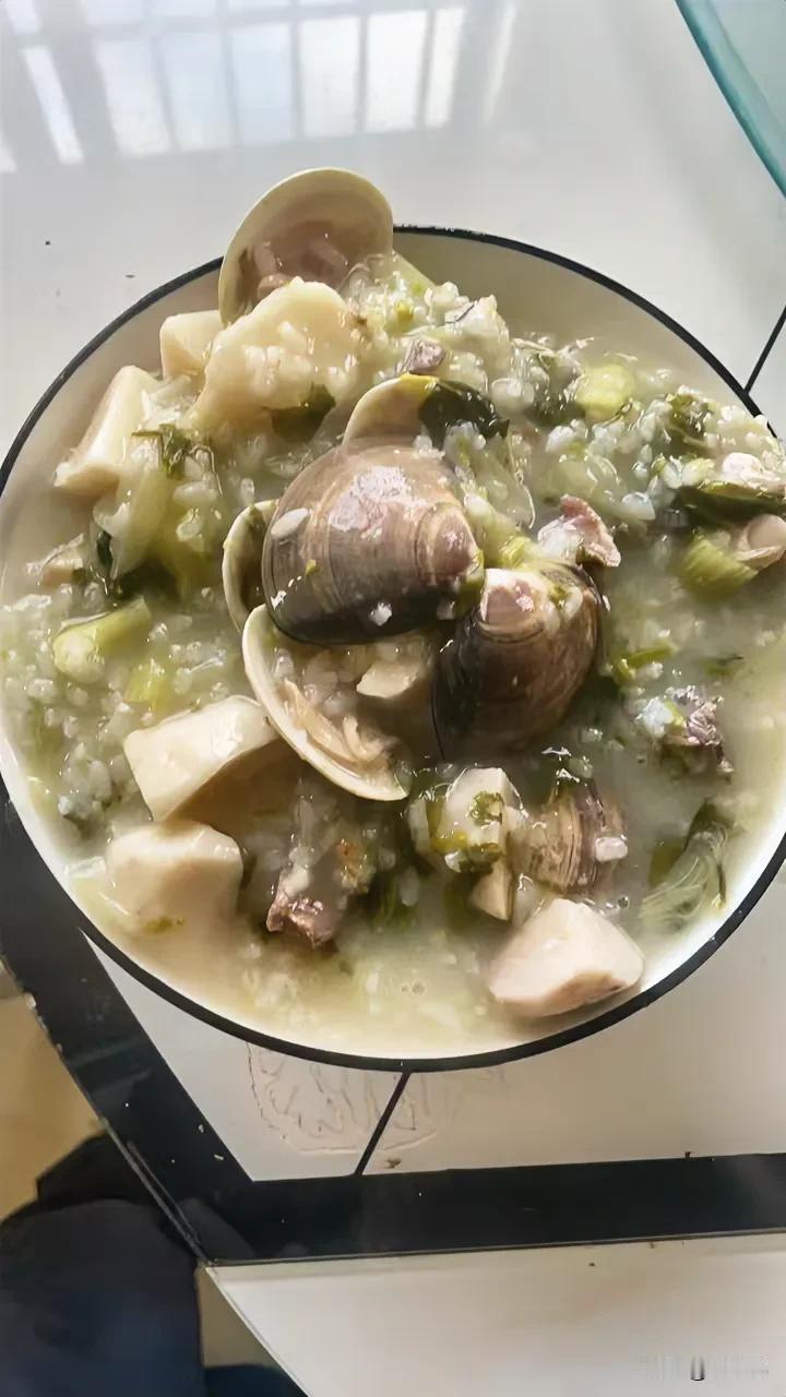 看嘛福建人都煮的什么玩意，看到都没胃口，没食欲，不想吃，煮稀饭都要放海鲜，简直难