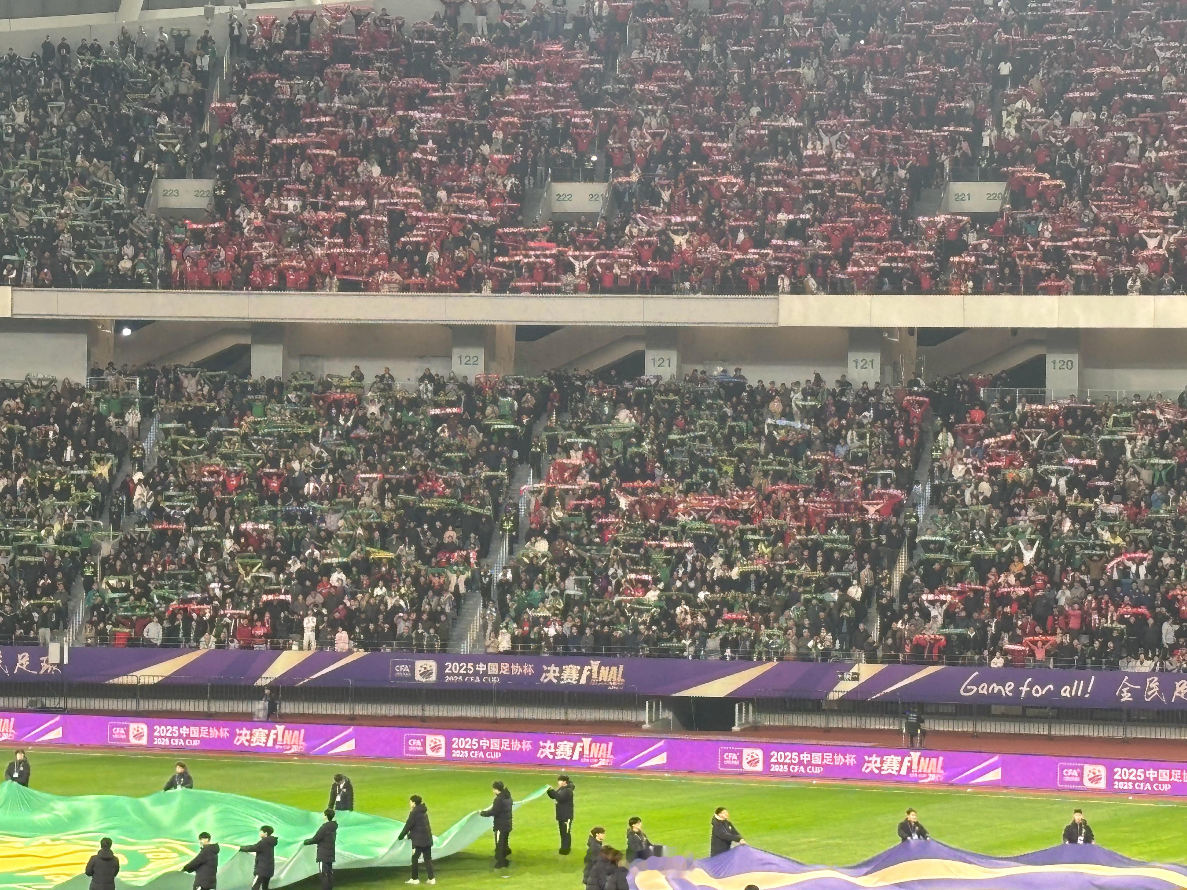 有一个看起来很危险的看台 