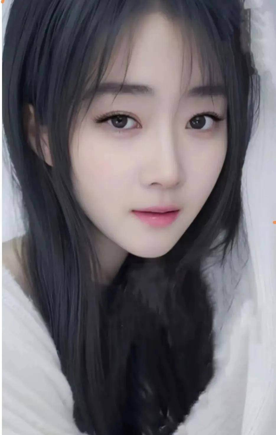 她叫若兰，一个温婉贤淑的女子，心中藏着一个小秘密：她渴望爱情，却始终未能遇到那个
